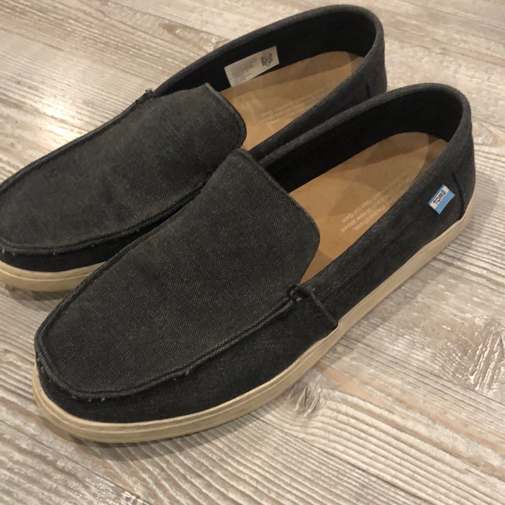 Toms dark grey men’s slip on shoes. Excellent Used Condition